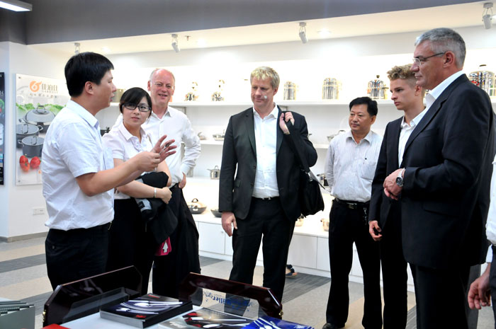 向沙爾平及德國企業(yè)家介紹展廳金屬產品